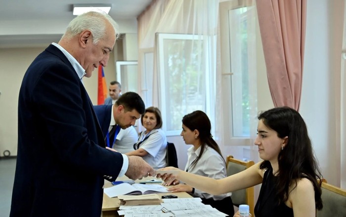 Ermənistan prezidenti kimə səs verdiyini belə