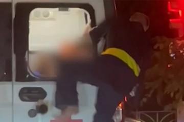 Təcili yardım avtomobilinin pəncərəsini qırıb qaçdı - Video