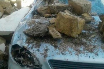 Bakıda güclü külək binanın fasadını uçurtdu –