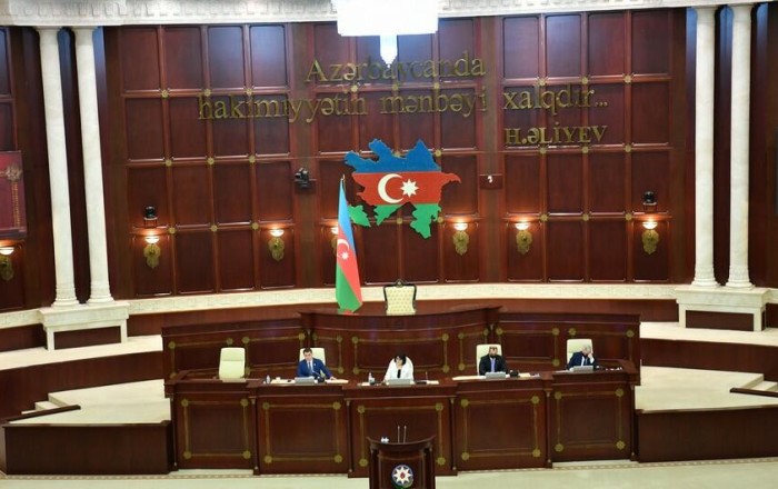 Parlamentdə ötən ilin büdcəsi müzakirəyə çıxarılıb