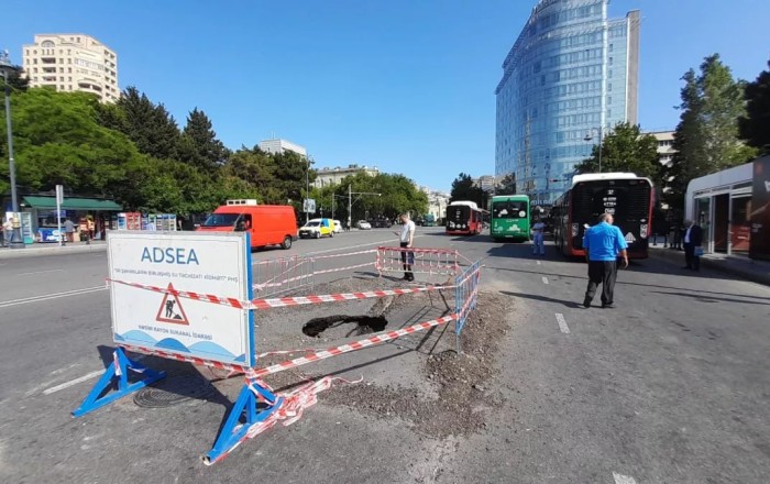 Sürücülərin nəzərinə! Bakının mərkəzində yol çökdü –