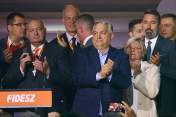 Hakimiyyəti itirsə də, yenidən partiya lideri seçildi