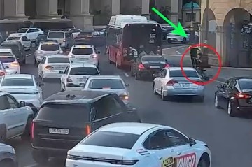 Yol polisi skuter sürən uşağı xilas etdi -