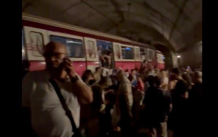 Sabiha Gökçen Hava Limanına gedən metro qatarı relsdən çıxdı