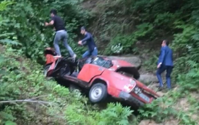 “VAZ” dərəyə yuvarlandı - Sürücü öldü, 3 sərnişin yaralandı