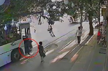 В Баку автобус переехал пожилую женщину - Видео
