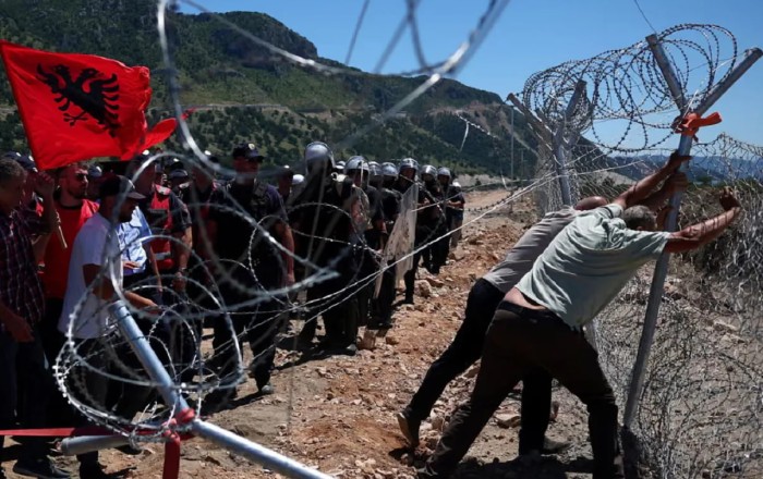 Albaniyada etirazlar kəskinləşir: Trampın kürəkəninin tikinti sahəsində çəpərlər söküldü -