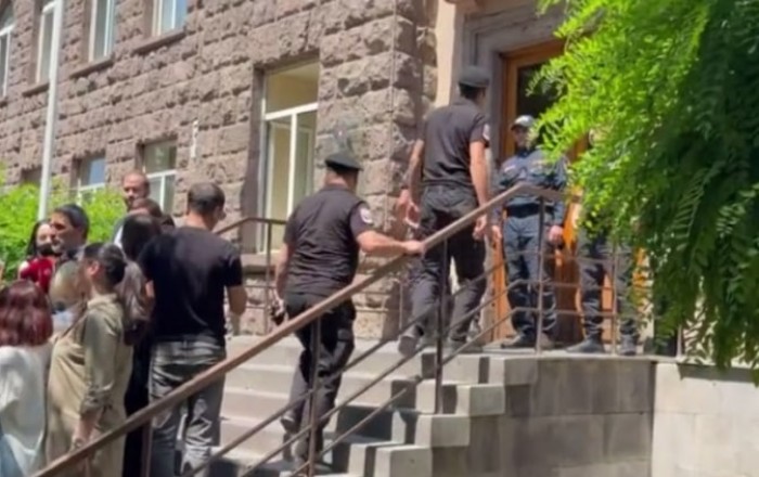 İrəvanda gərginlik: MSK rəsmi nəticələri elan etdi, müxalifət binanın qarşısına toplandı -