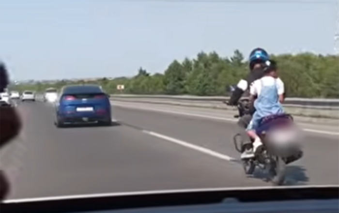 Övladını təhlükəli vəziyyətdə motosikletlə apardı -