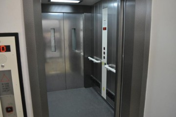 "Liftin qapısı açılan zaman qan içində meyit gördüm" - Sabunçudakı qətlin