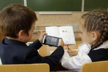 Qonşu ölkə məktəblərdə telefonlardan istifadəyə dair yeni qaydalar
