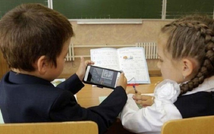 Qonşu ölkə məktəblərdə telefonlardan istifadəyə dair yeni qaydalar