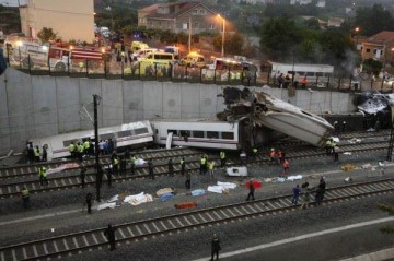 100 people injured after train crash in UK