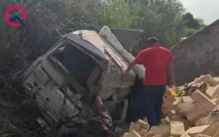 Kürdəmirdə yük maşını aşıb -