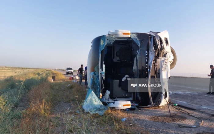 Hacıqabulda sərnişin avtobusu aşdı -