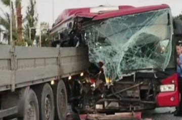 Bakıda marşrut avtobusu yük avtomobilinə çırpıldı - Video