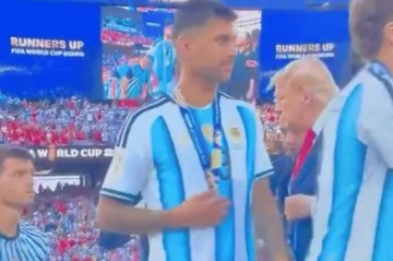 Argentina millisinin futbolçusu Trampın əlini sıxmadı –