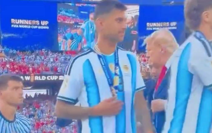Argentina millisinin futbolçusu Trampın əlini sıxmadı –