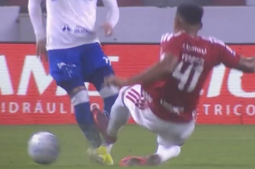 Zədələdiyi rəqibi sağalana qədər meydana çıxa bilməyəcək - Futbolda ilk - Fotolar