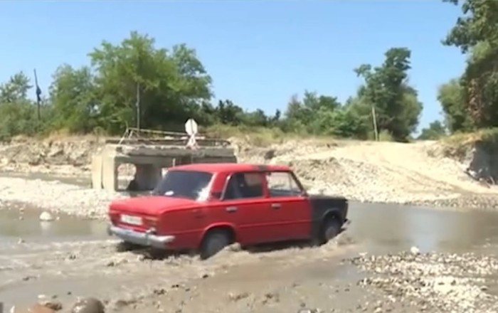 Üç min vətəndaşın yolu uzanıb - 4 aydır tədbir görülmür-Video