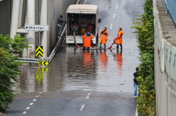 İstanbulda güclü yağış həyatı iflic etdi