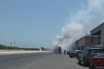 125 nömrəli avtobus ticarət mərkəzinin qarşısında yandı - Video