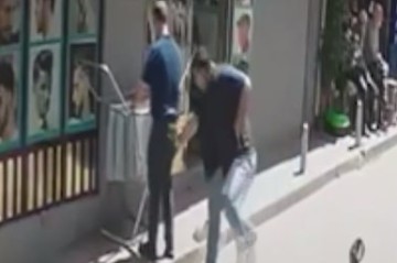 Saç kəsimini bəyənmədiyi üçün bərbəri bıçaqladı –
