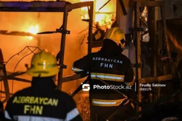 В Баку произошел пожар в жилом доме