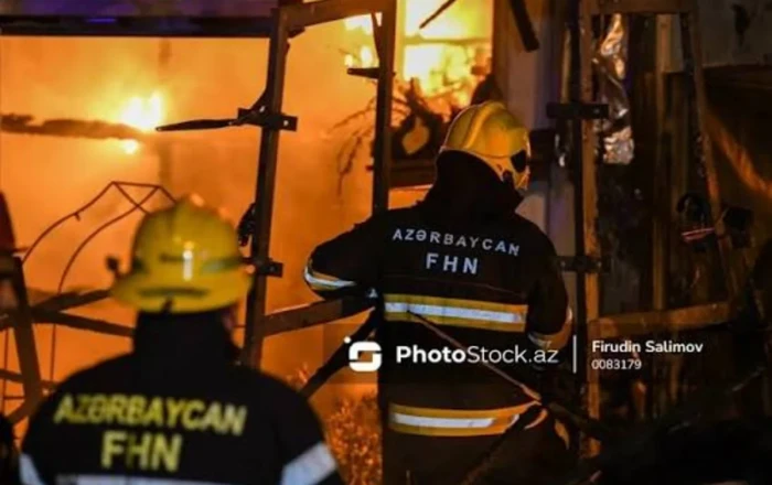В Баку произошел пожар в жилом доме
