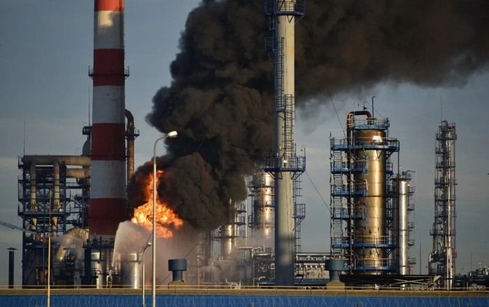 Ukrayna Rusiyanın neft emalı zavodlarının 30 faizindən çoxunu sıradan çıxarıb