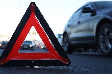 “Daewoo” yol kənarındakı maşınlara çırpıldı - Ölən var