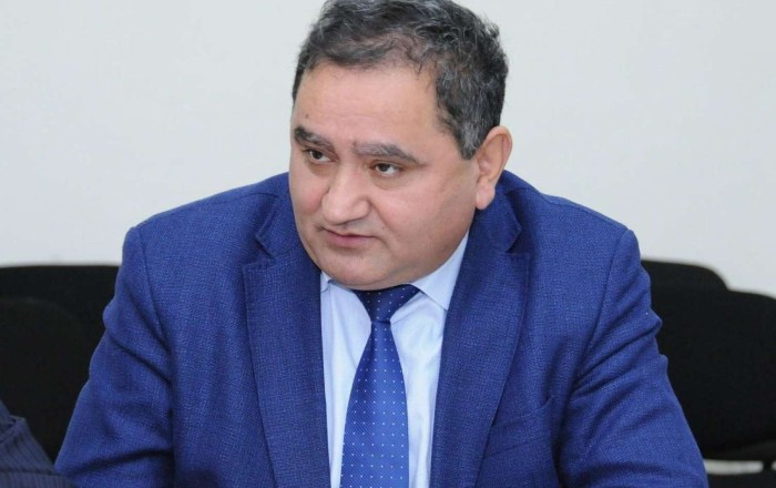 Etibar Əliyev dayanmır: Hacı Şahinlə bağlı yenə yazdı...
