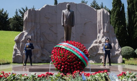 Slovak President pays tribute to Heydar Aliyev
