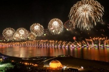 Fire breaks out at Brooklyn Bridge fireworks show - Video