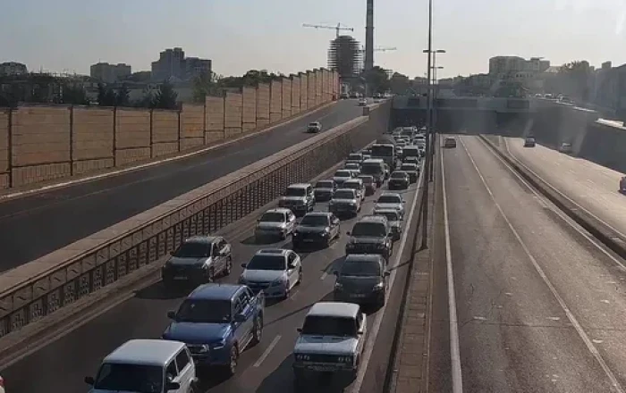 Bakıda 15 yolda tıxac yarandı