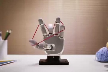Bədəndən ayrıldıqdan sonra da işləyən robot əl nümayiş etdirildi -