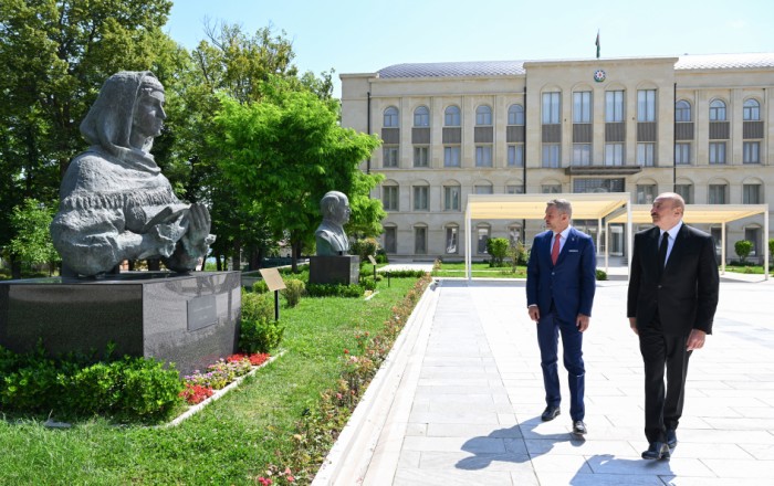 Prezidentlər Şuşada işğal dövründə güllələnmiş büstlərə baxdılar –