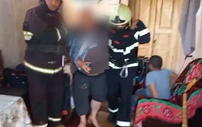 Evin girişi başlarına uçdu, köməksiz vəziyyətdə qaldılar - Video