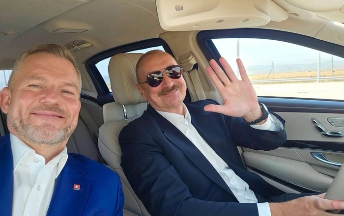 Prezidentin maşınında selfi çəkdi