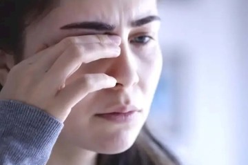 Gözlərdə səssiz TƏHLÜKƏ - Bu simptomlar ciddi xəstəlikdən xəbər verə bilər