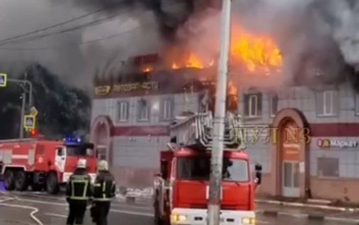 Rusiyada ticarət mərkəzində güclü yanğın -