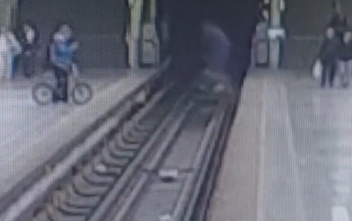Metroda velosipedlə relslərin üzərindən