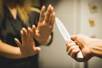 Əvvəl arvadını sonra özünü bıçaqlamaqda şübhəli bilinir