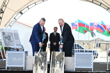Подарок Словакии Азербайджану в виде школы: президенты приняли участие в церемонии закладки фундамента - ФОТО