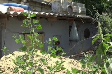 Binəqədidə torpaq sürüşməsindən sonra evlər qəzalı vəziyyətdə -
