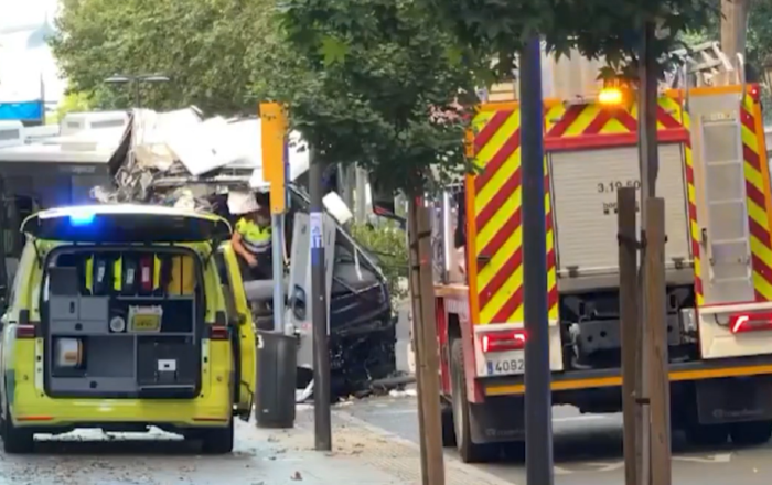 İspaniyada sərnişin avtobusu binaya çırpıldı: 43 yaralı var –