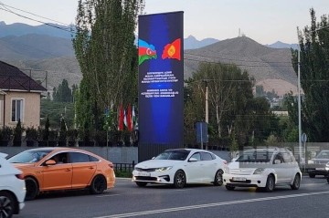В Чолпон-Ате установили баннеры в честь визита Алиева