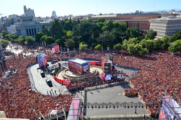 İspaniya millisi Madriddə krallara layiq qarşılandı: 1 milyon azarkeş küçərlərə çıxdı -