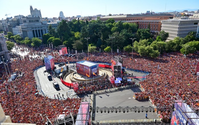 İspaniya millisi Madriddə krallara layiq qarşılandı: 1 milyon azarkeş küçərlərə çıxdı -