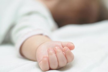 Ağır vəziyyətdə xəstəxanaya aparılan 1 yaşlı uşaq öldü
